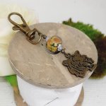 porte clé pendentif tête de tigre couleur bronze et perle artisanale effet peau d'animal